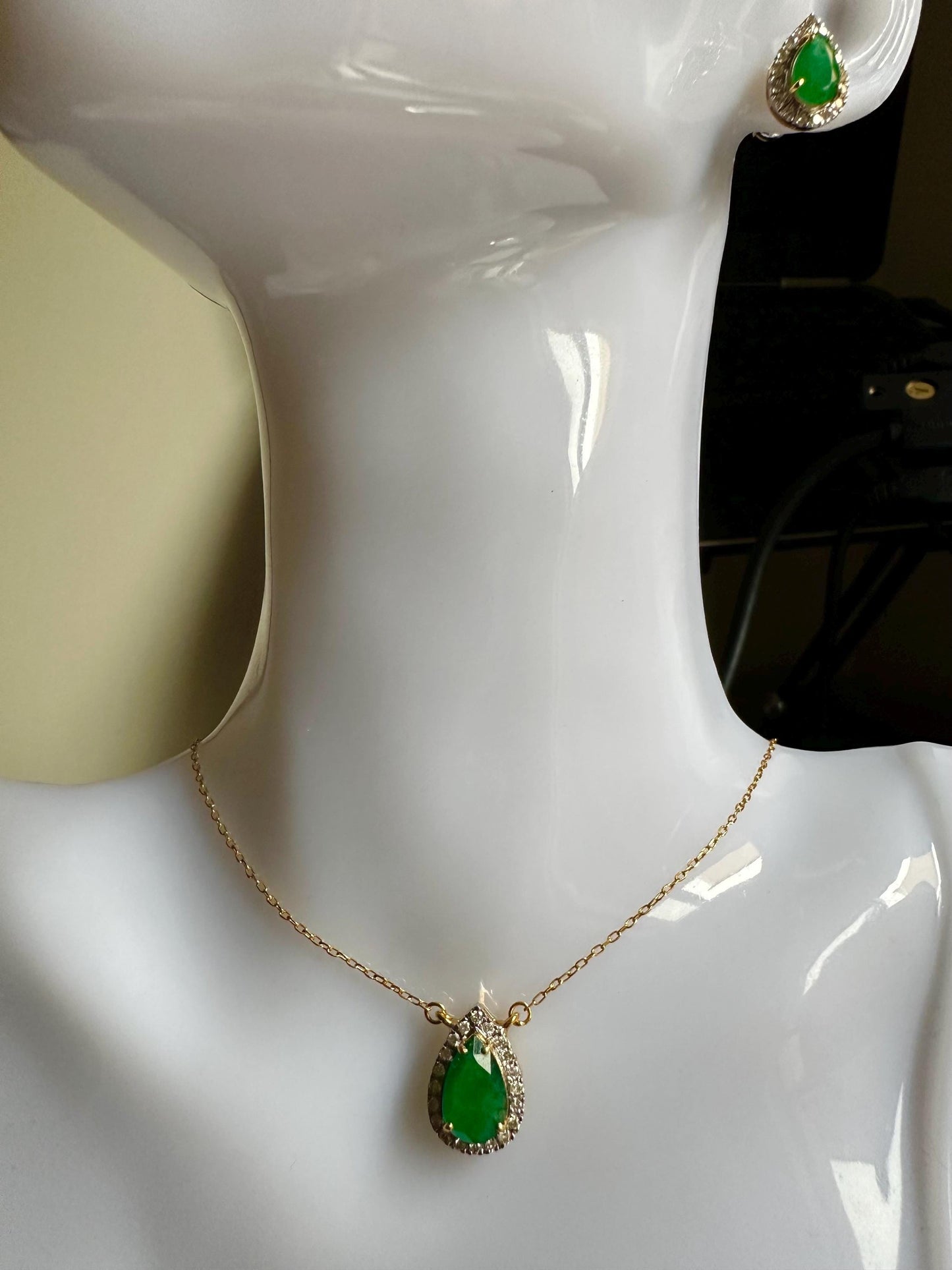 Beautiful Natural Emerald and Natural Diamonds Necklace in 20K Solid Gold Chain