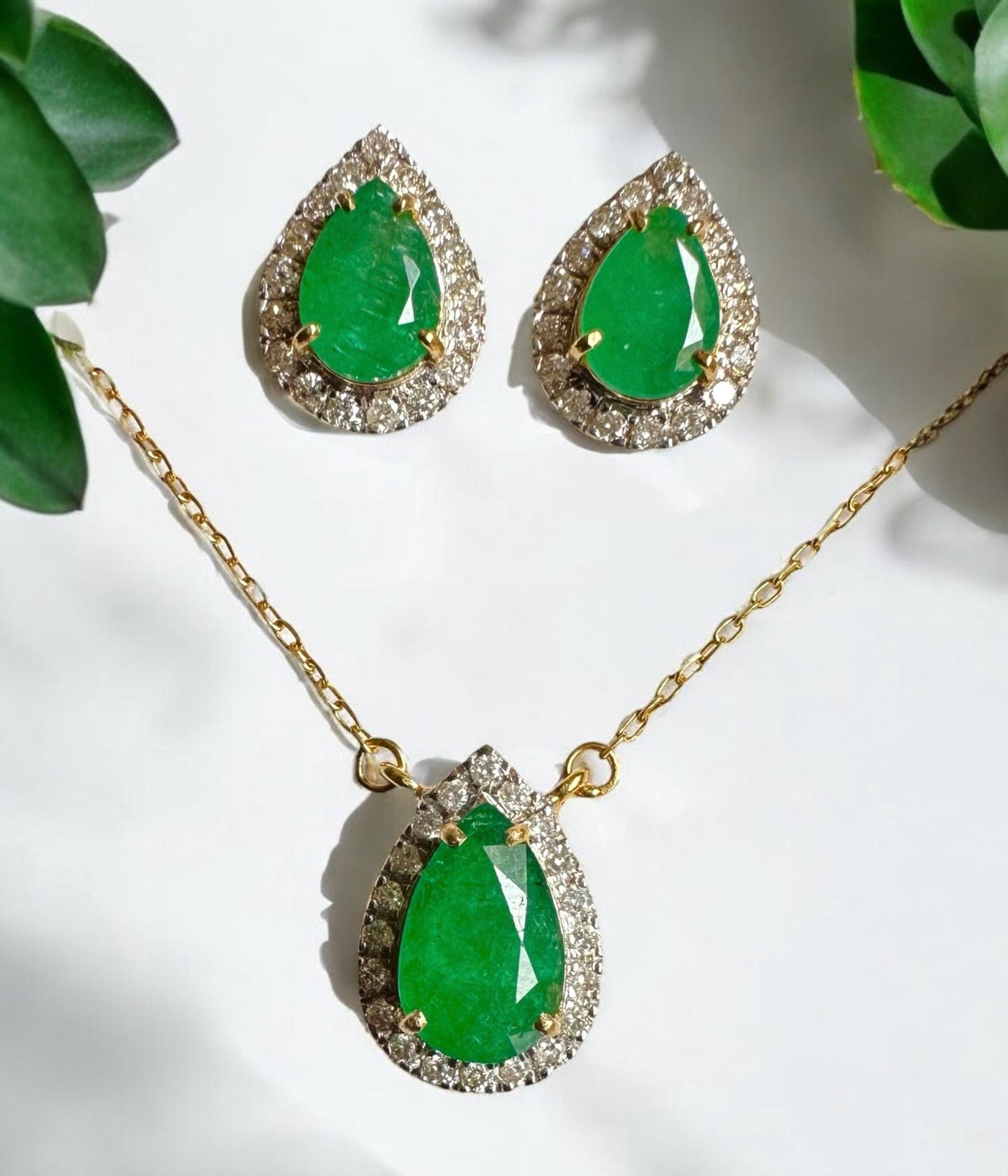 Beautiful Natural Emerald and Natural Diamonds Earrings and Necklace Set