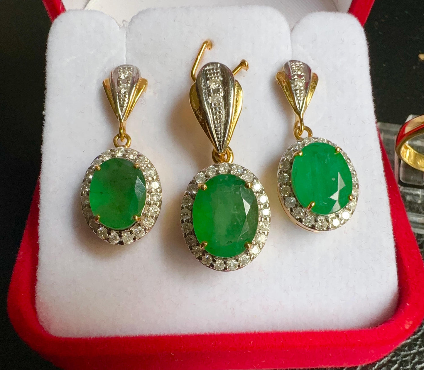 Natural Emerald and Natural Diamonds Earrings and Pendant Set in 20K Solid Gold