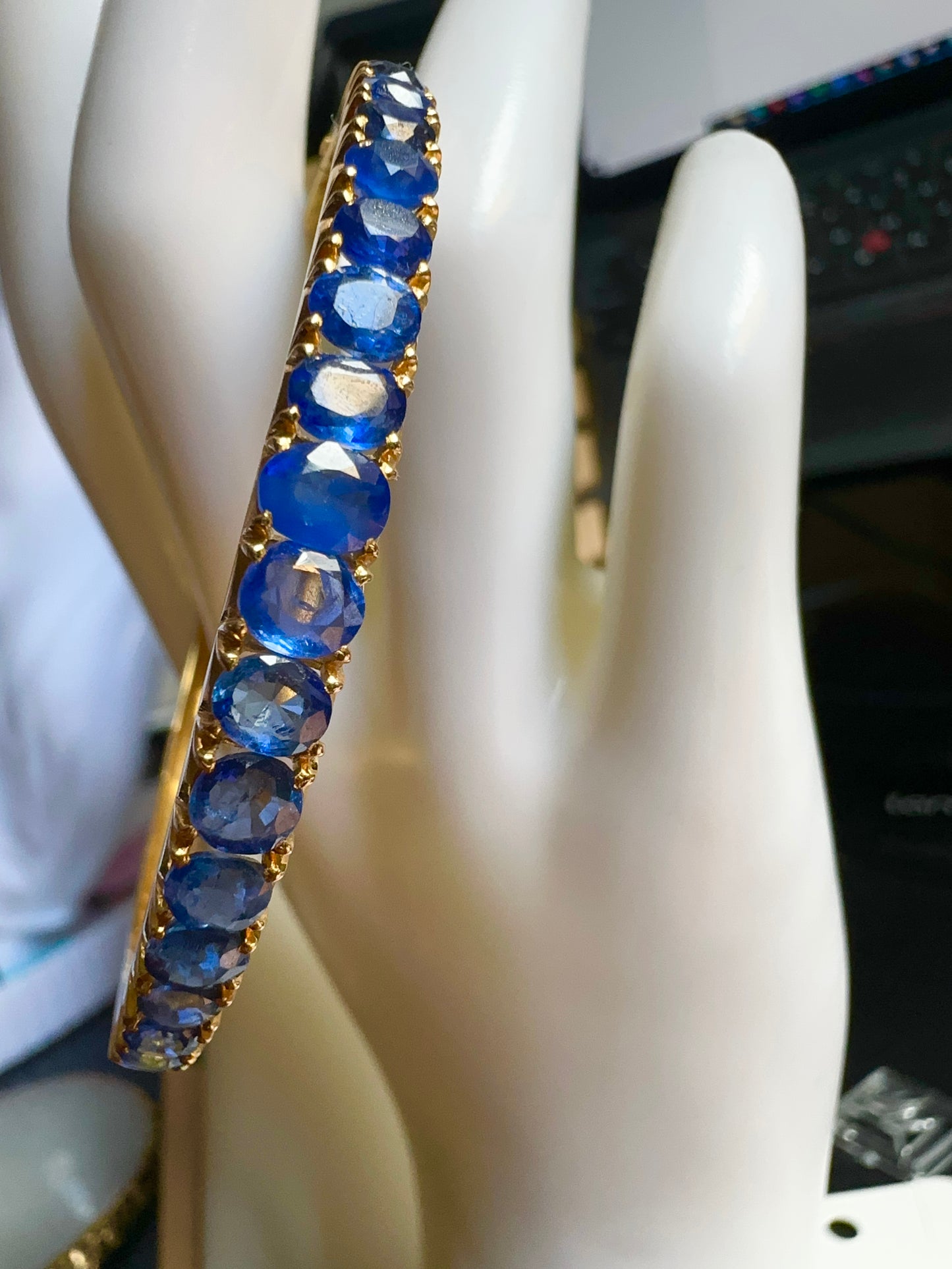Natural Unheated Burmese Sapphire (7CT) Bangle in 20K Solid Gold