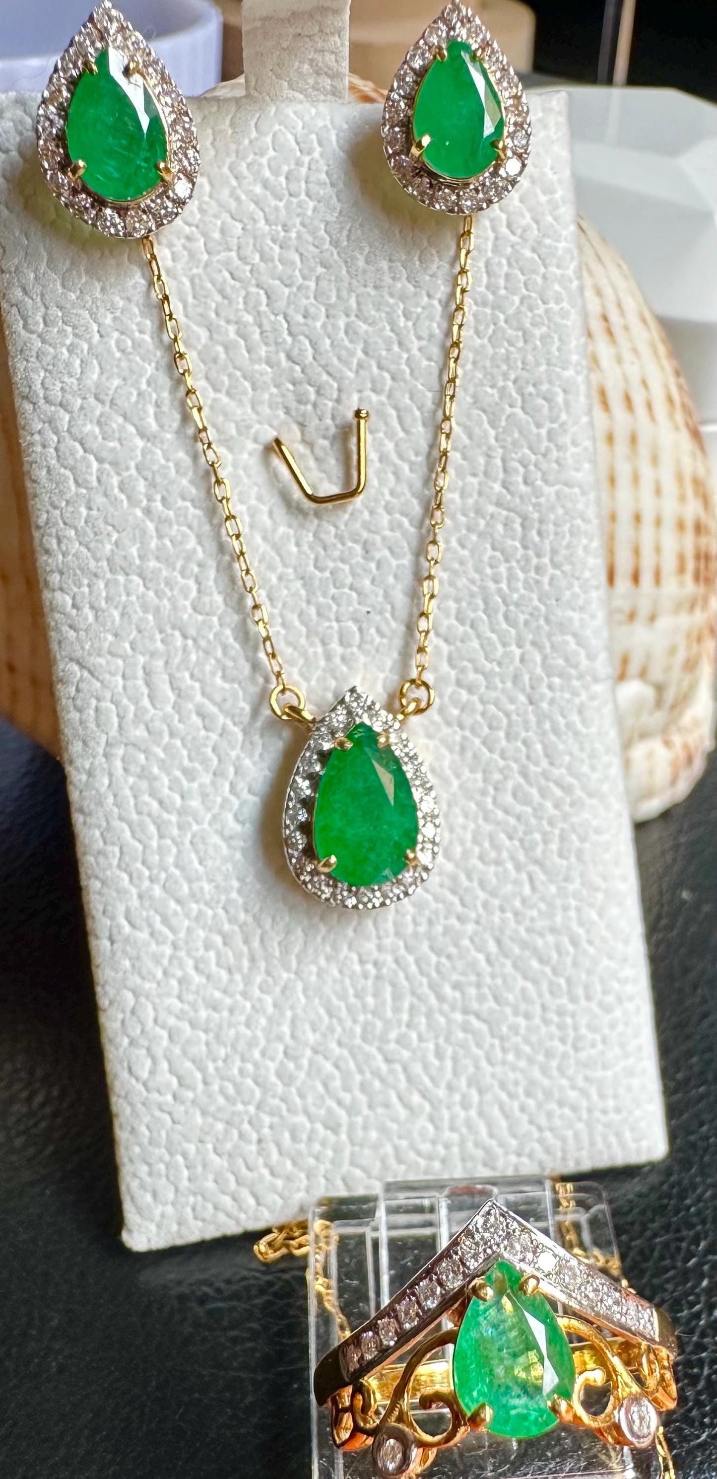 Beautiful Natural Emerald and Natural Diamonds Necklace in 20K Solid Gold Chain