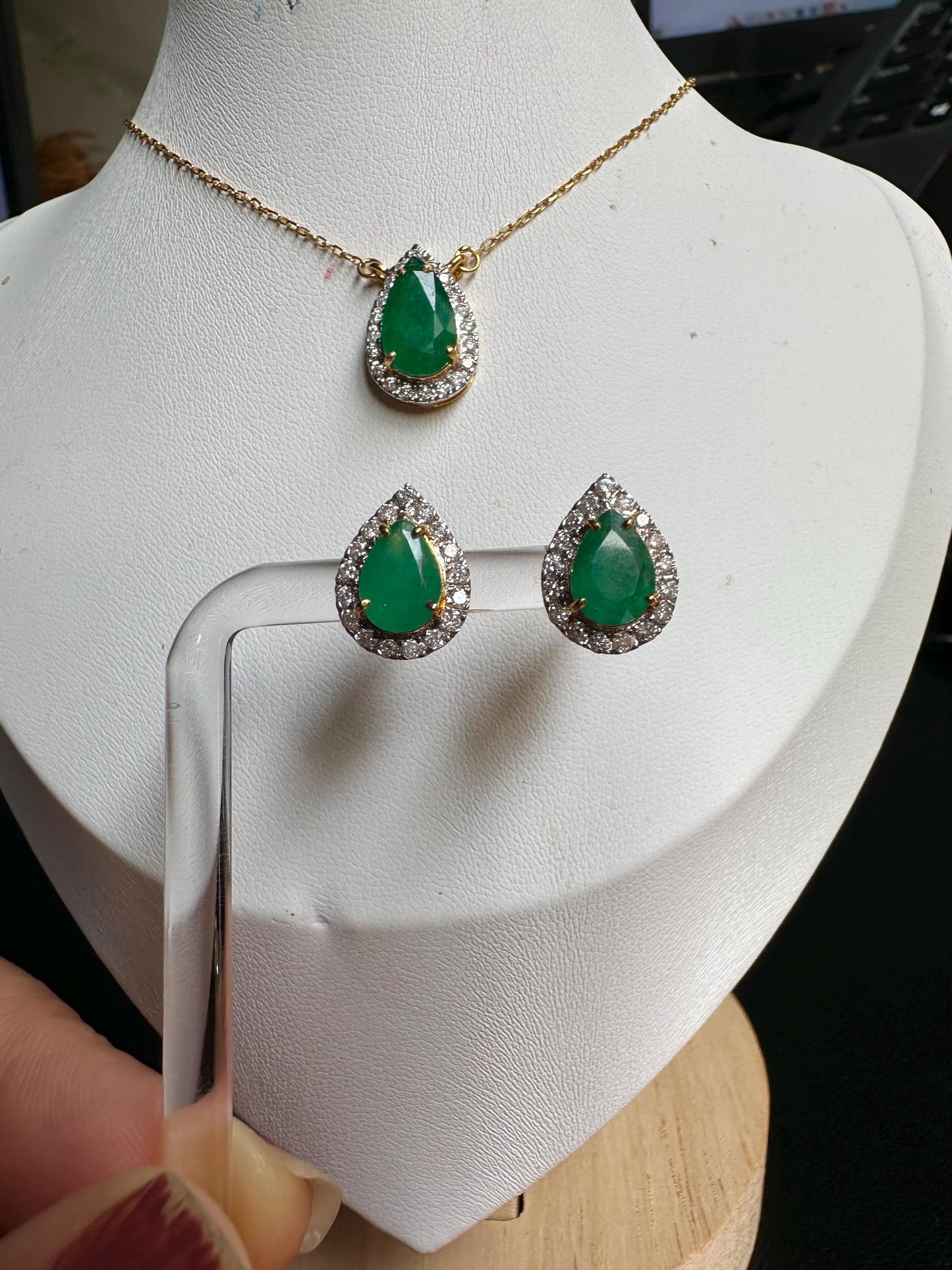 Beautiful Natural Emerald and Natural Diamonds Necklace in 20K Solid Gold Chain