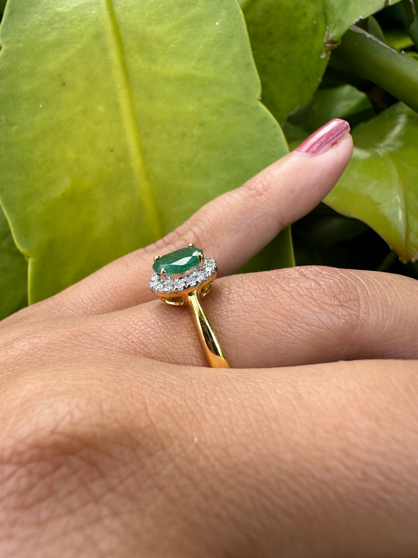 Beautiful Natural Emerald Ring in 20K solid gold, with Natural Diamonds