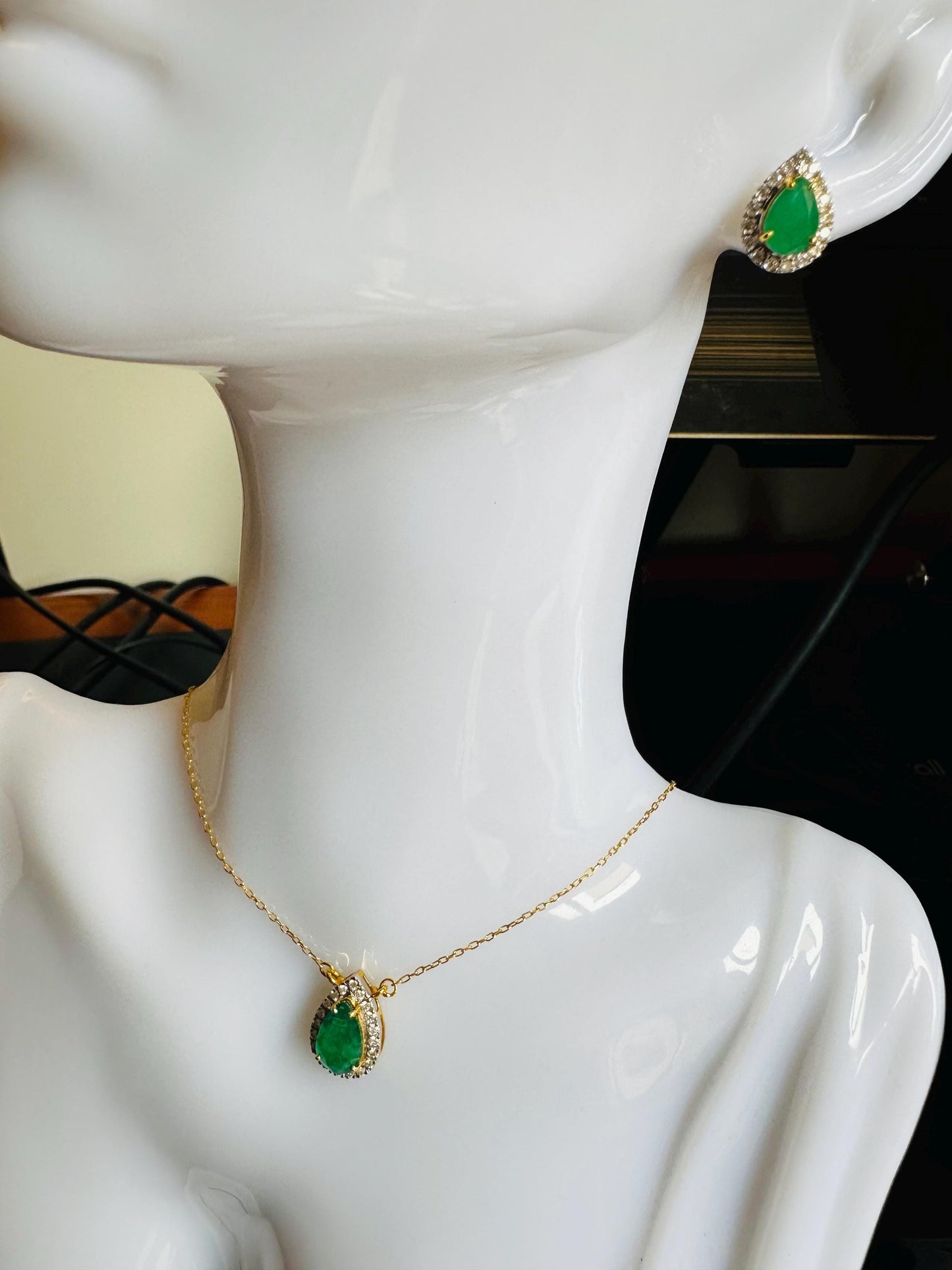 Beautiful Natural Emerald and Natural Diamonds Earrings and Necklace Set
