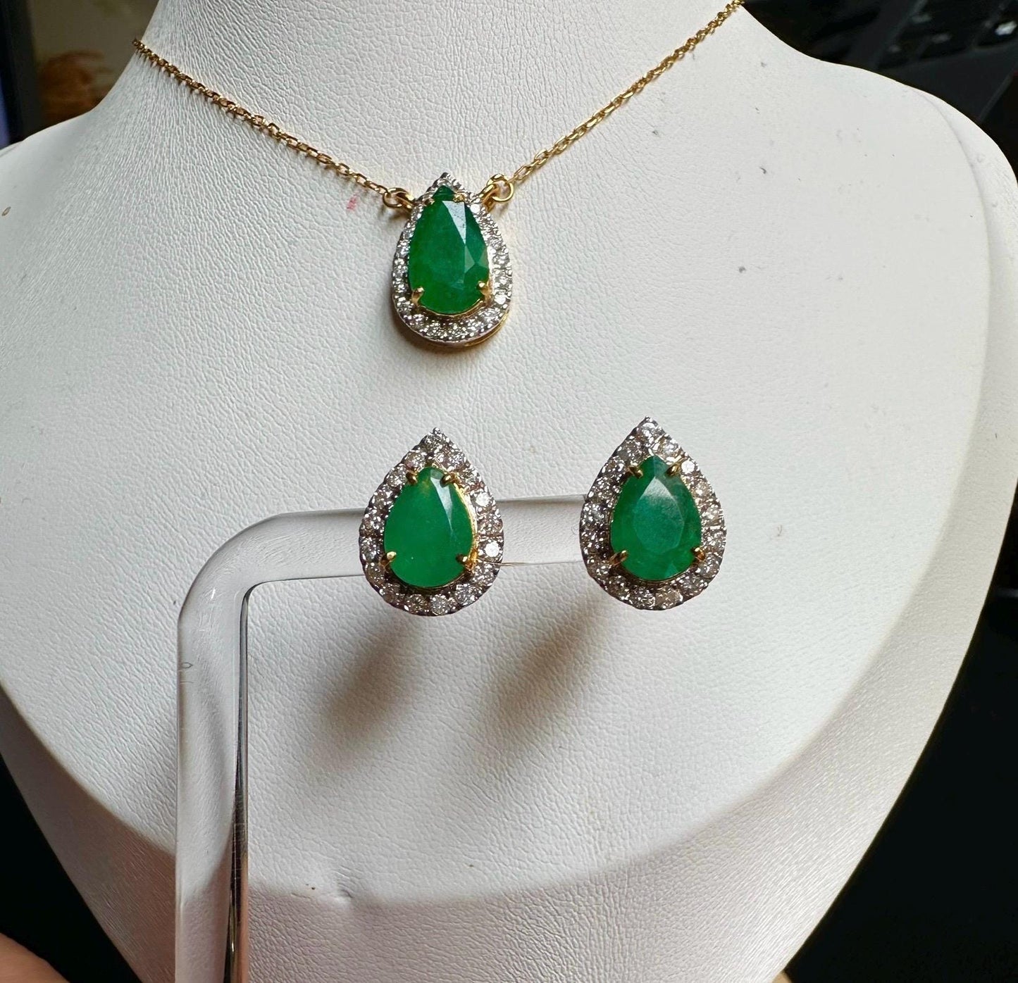 Beautiful Natural Emerald and Natural Diamonds Earrings and Necklace Set