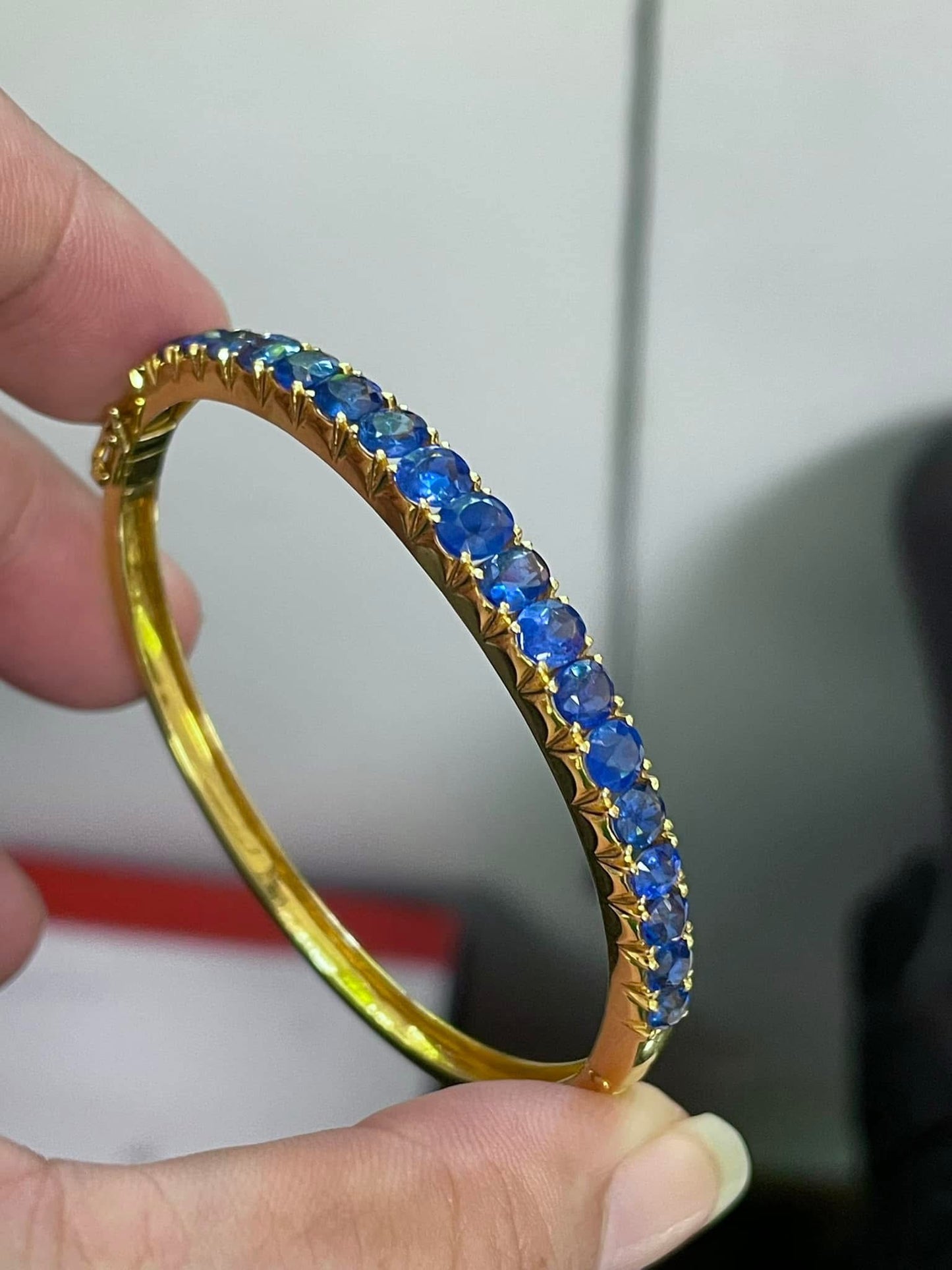 Natural Unheated Burmese Sapphire (7CT) Bangle in 20K Solid Gold