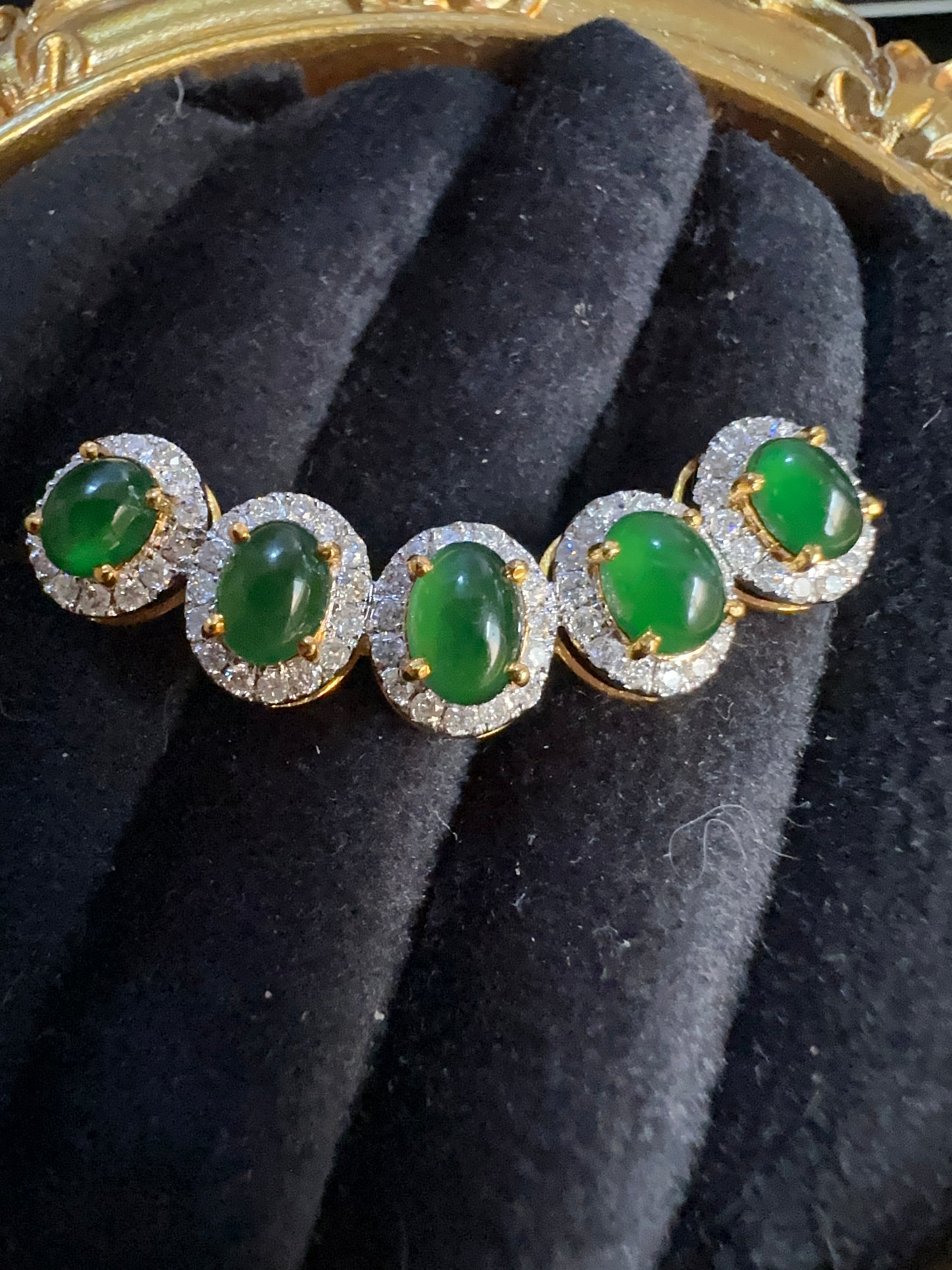 Natural Burmese Jadeite Jade and Natural Diamonds Pendant in Solid Gold.