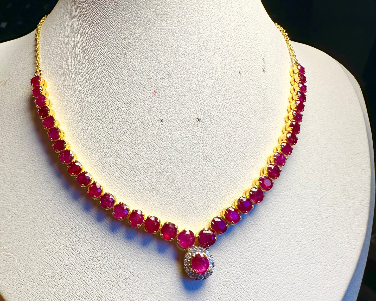 Eternal Red Elegance – Natural Unheated Burmese Ruby, Natural Diamonds & 18K Gold Masterpiece