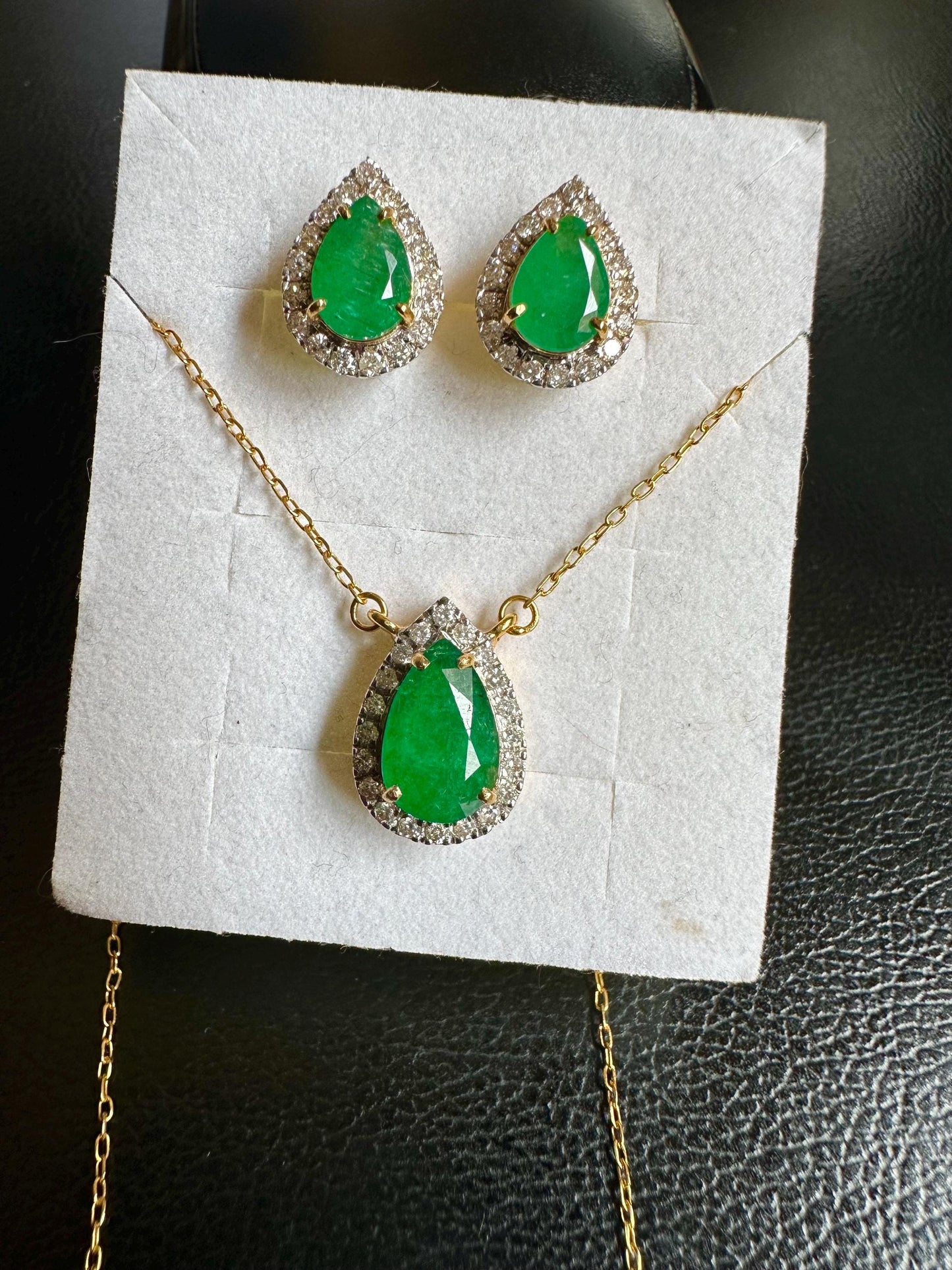 Beautiful Natural Emerald and Natural Diamonds Necklace in 20K Solid Gold Chain