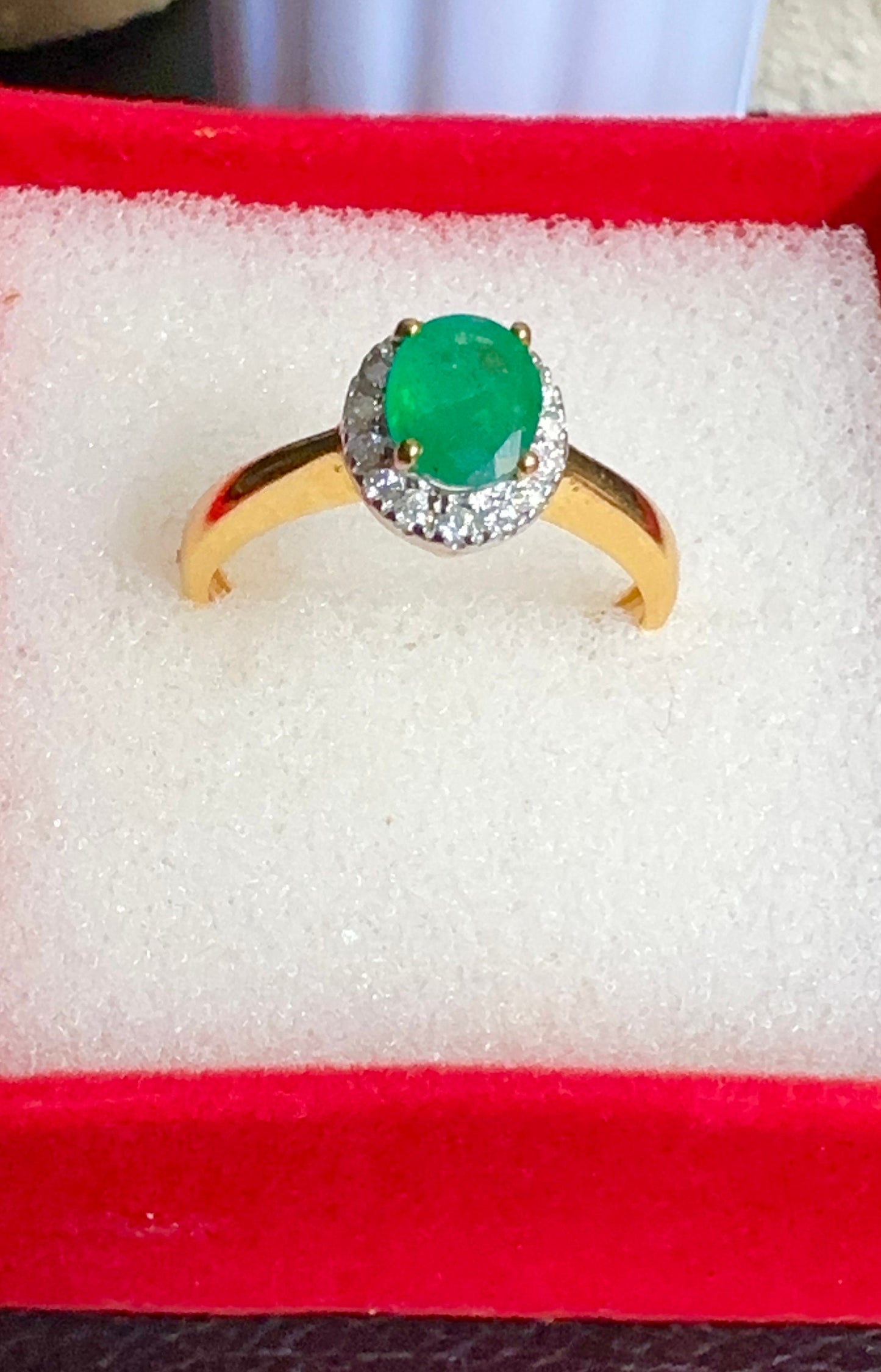 Beautiful Natural Emerald Ring in 20K solid gold, with Natural Diamonds