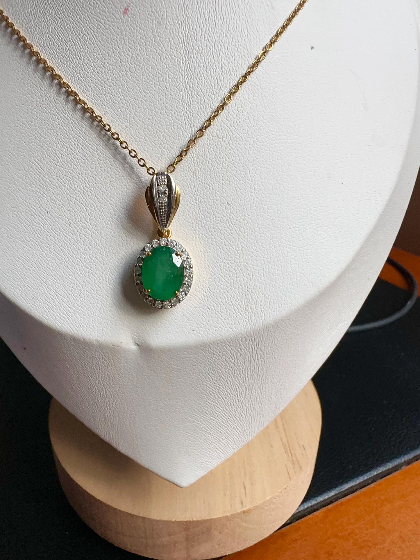 Beautiful Natural Emerald and Natural Diamonds Pendant and Chain in Solid Gold