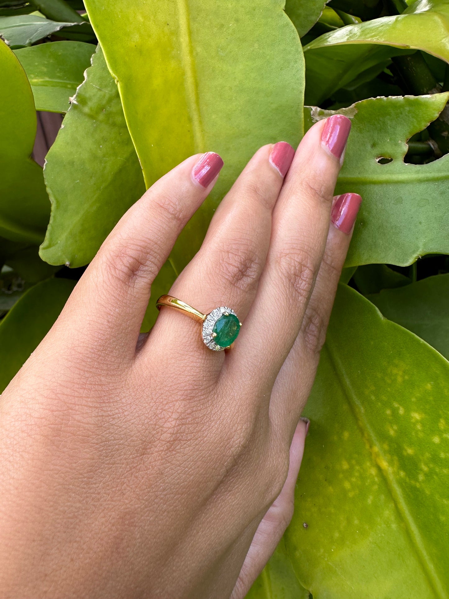 Beautiful Natural Emerald Ring in 20K solid gold, with Natural Diamonds