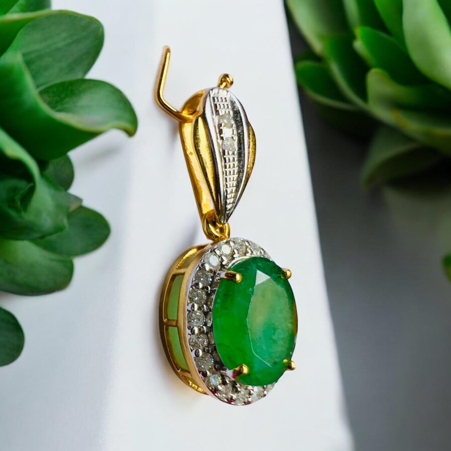 Beautiful Natural Emerald and Natural Diamonds Pendant and Chain in Solid Gold