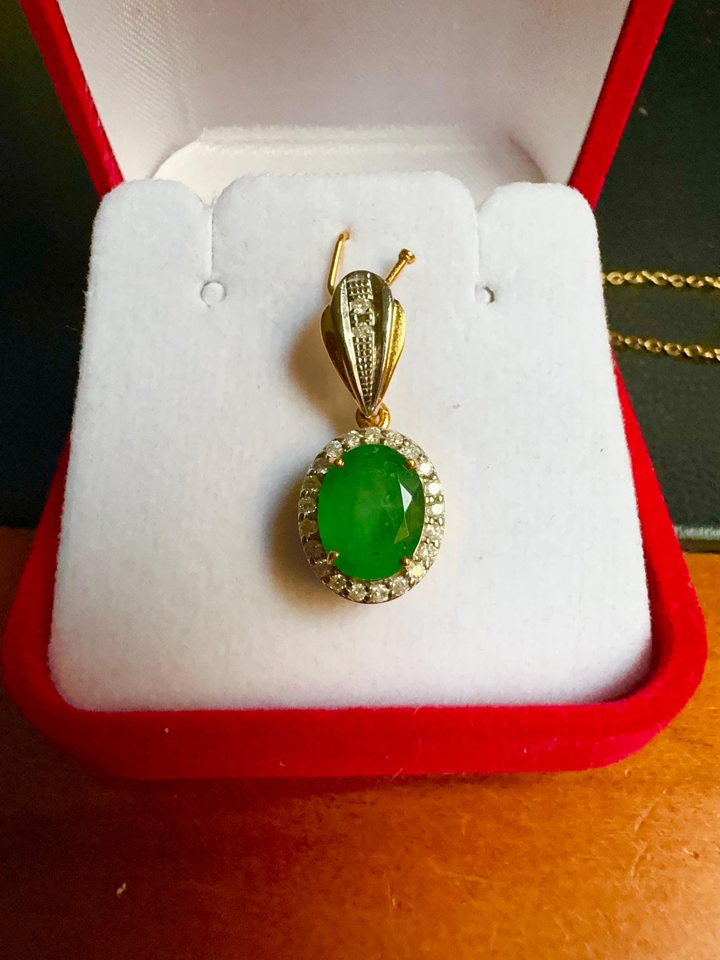 Beautiful Natural Emerald and Natural Diamonds Pendant and Chain in Solid Gold