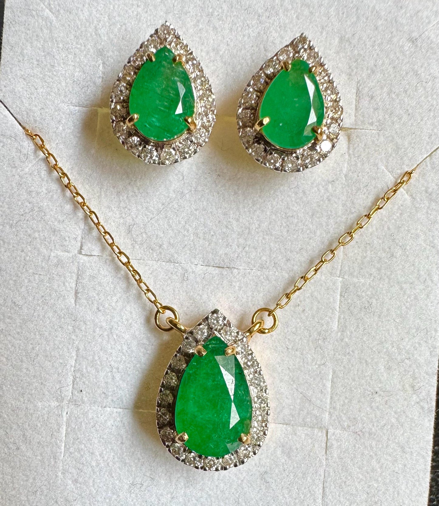 Beautiful Natural Emerald and Natural Diamonds Earrings and Necklace Set