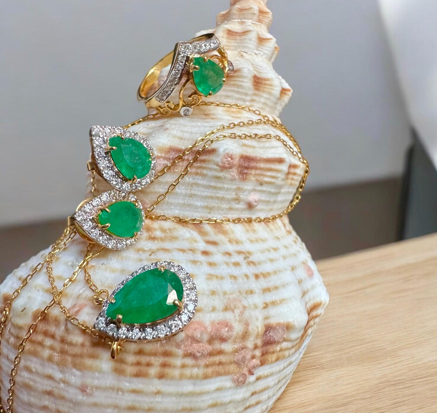 Beautiful Natural Emerald and Natural Diamonds Earrings and Necklace Set