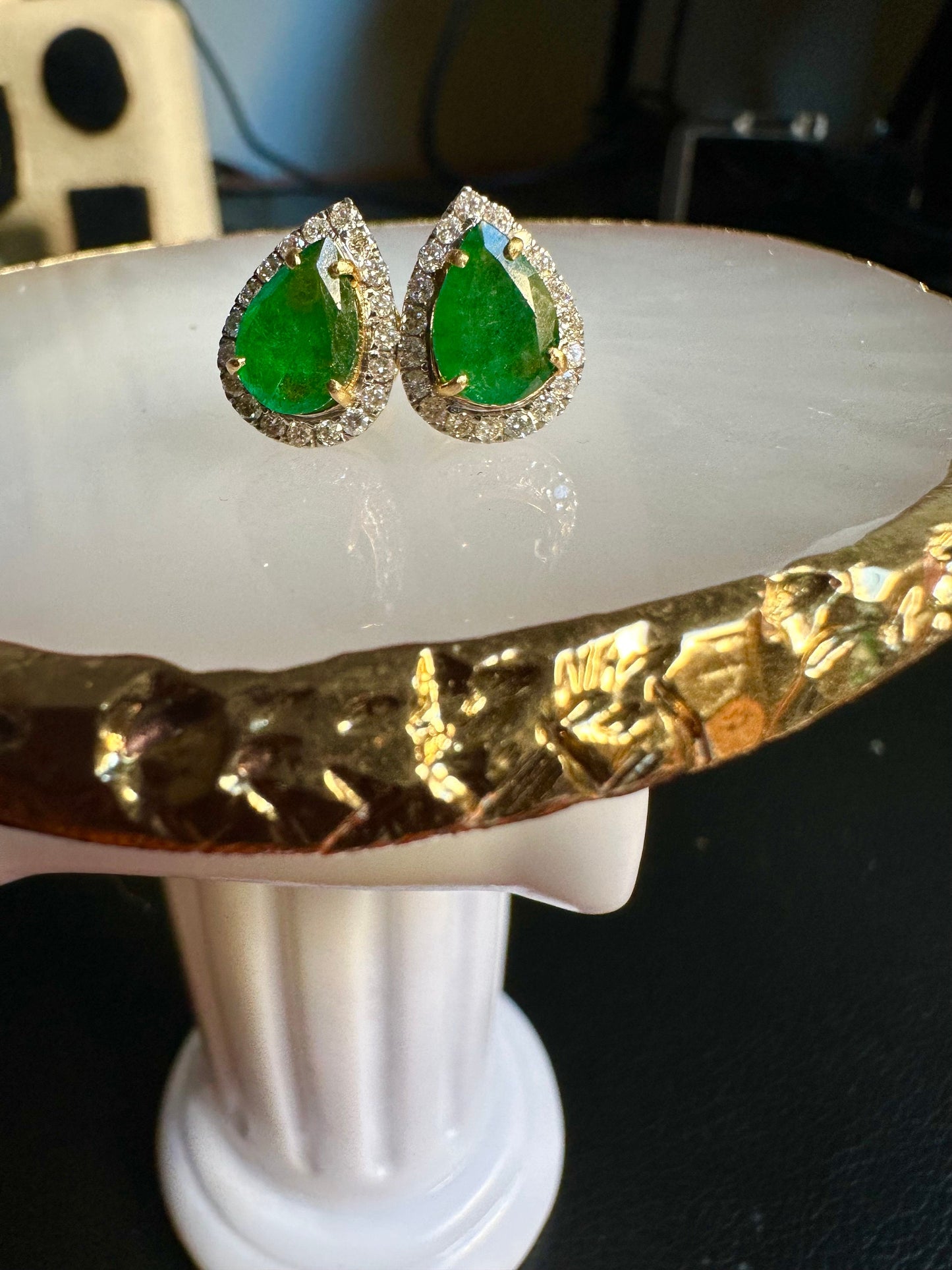 Beautiful Natural Emerald and Natural Diamonds Earrings, Rink and Necklace Set