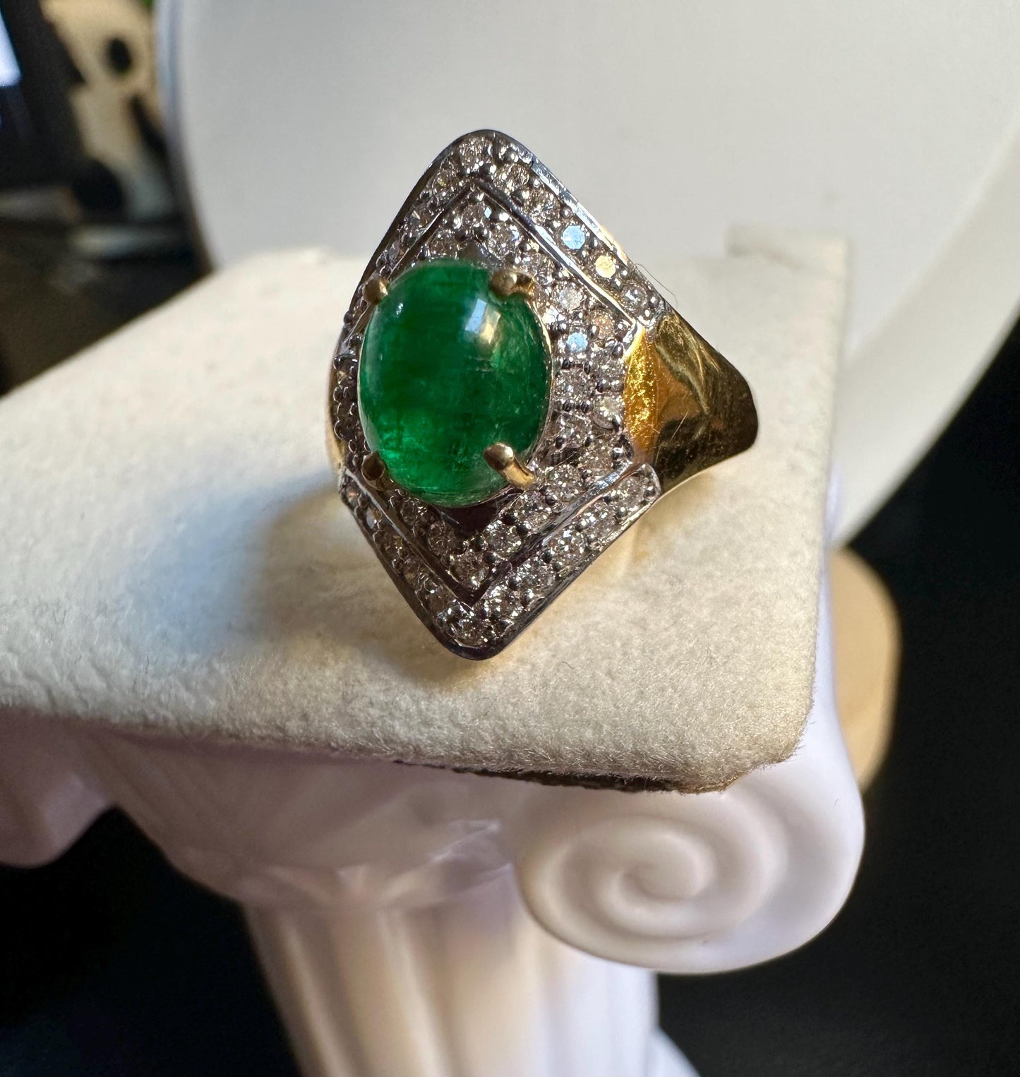 Beautiful Natural Emerald and Natural Diamonds Ring in 20K Solid Gold