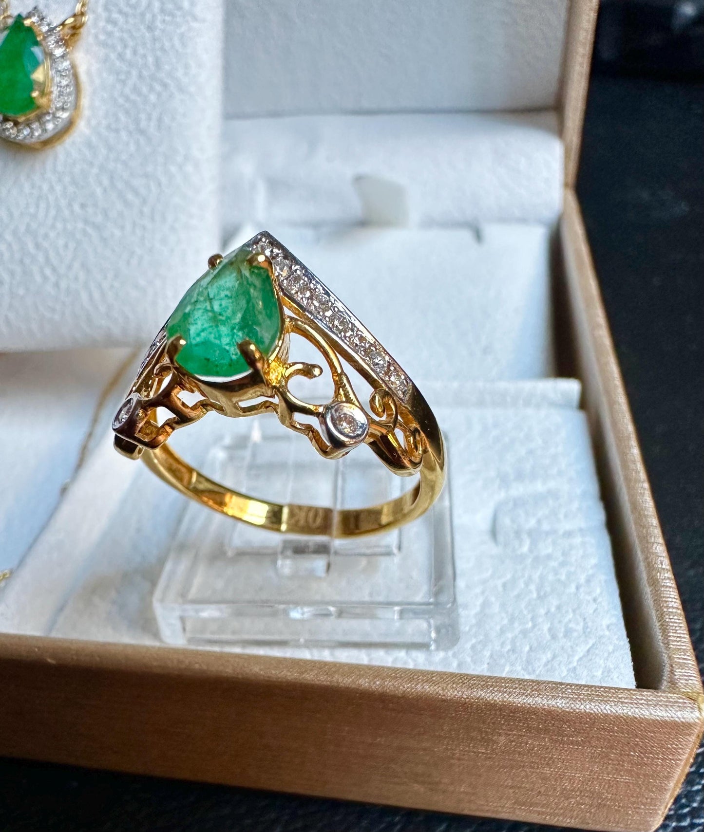 Beautiful Natural Emerald Ring in 20K solid gold, with Natural Diamonds