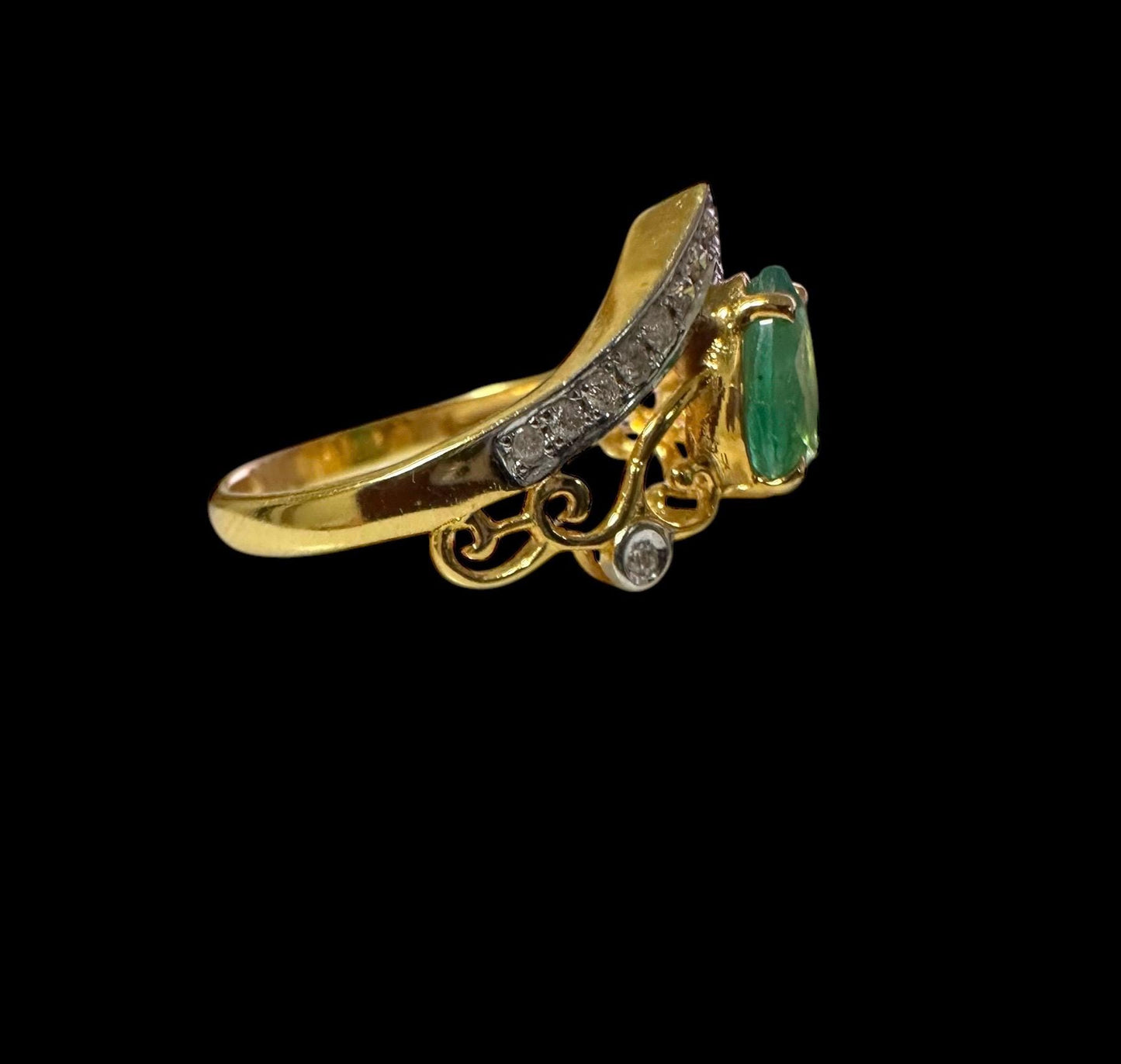 Beautiful Natural Emerald Ring in 20K solid gold, with Natural Diamonds