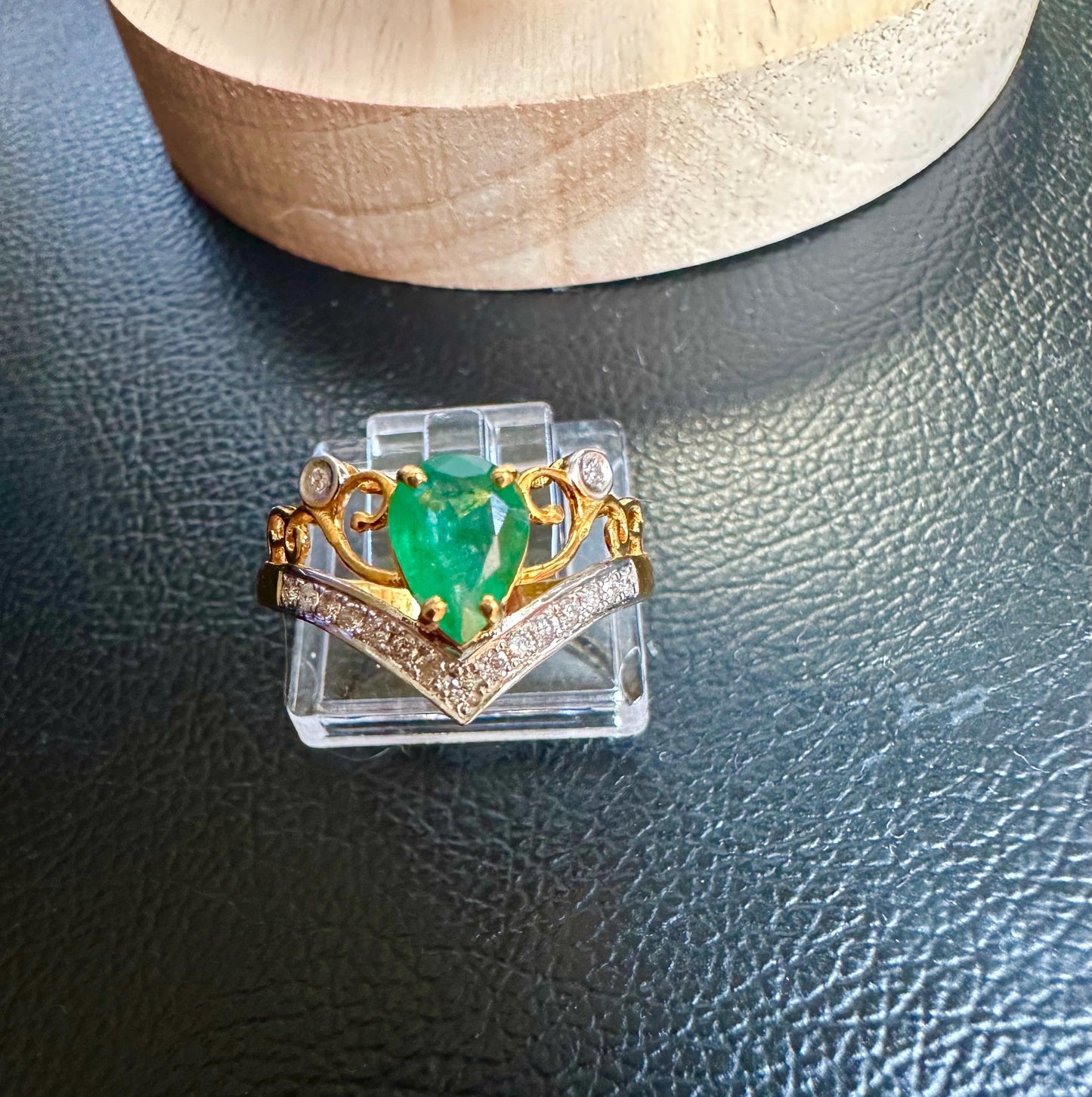 Beautiful Natural Emerald Ring in 20K solid gold, with Natural Diamonds