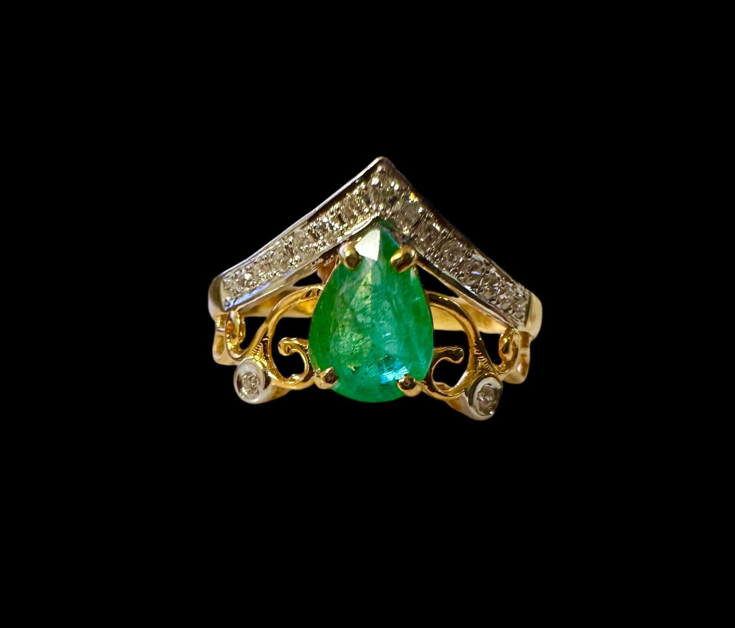 Beautiful Natural Emerald Ring in 20K solid gold, with Natural Diamonds