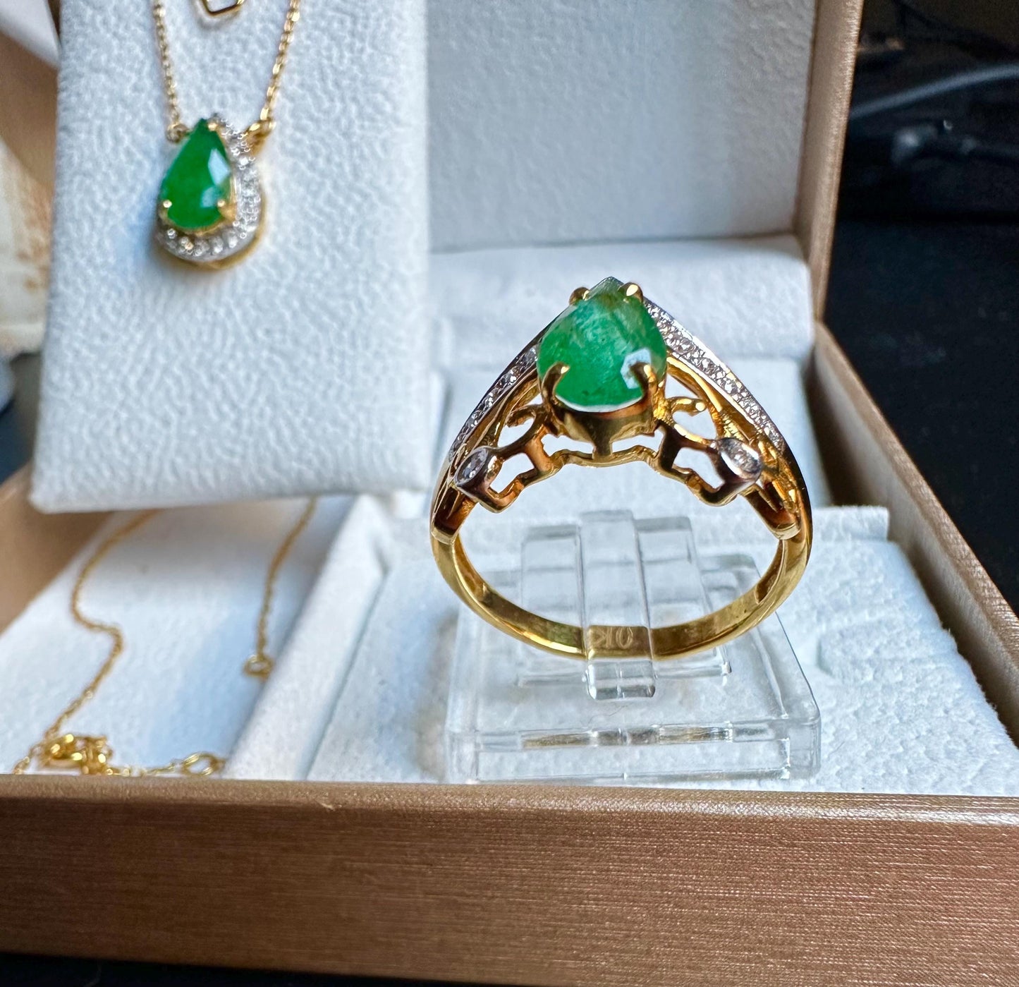 Beautiful Natural Emerald Ring in 20K solid gold, with Natural Diamonds