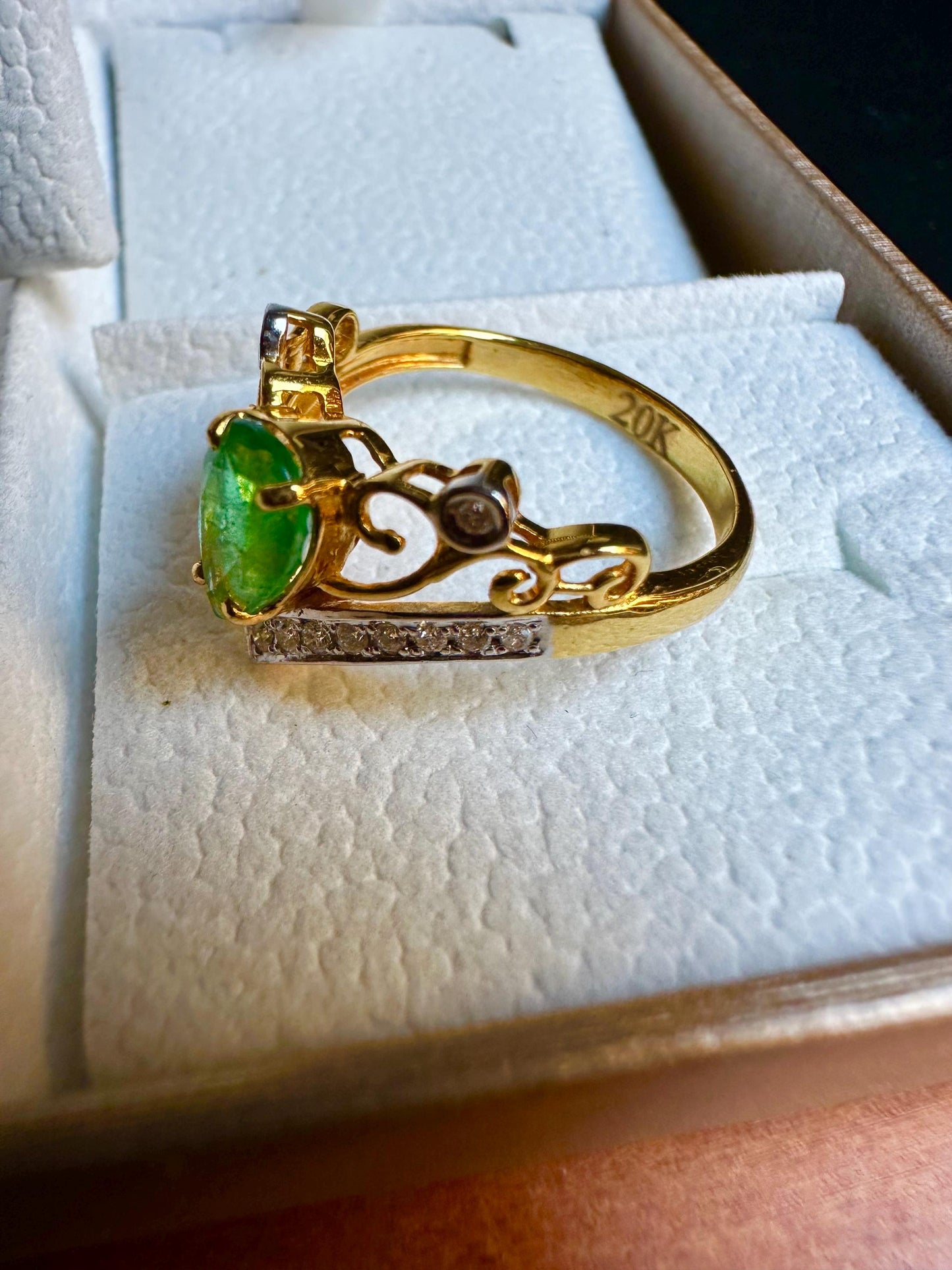 Beautiful Natural Emerald Ring in 20K solid gold, with Natural Diamonds