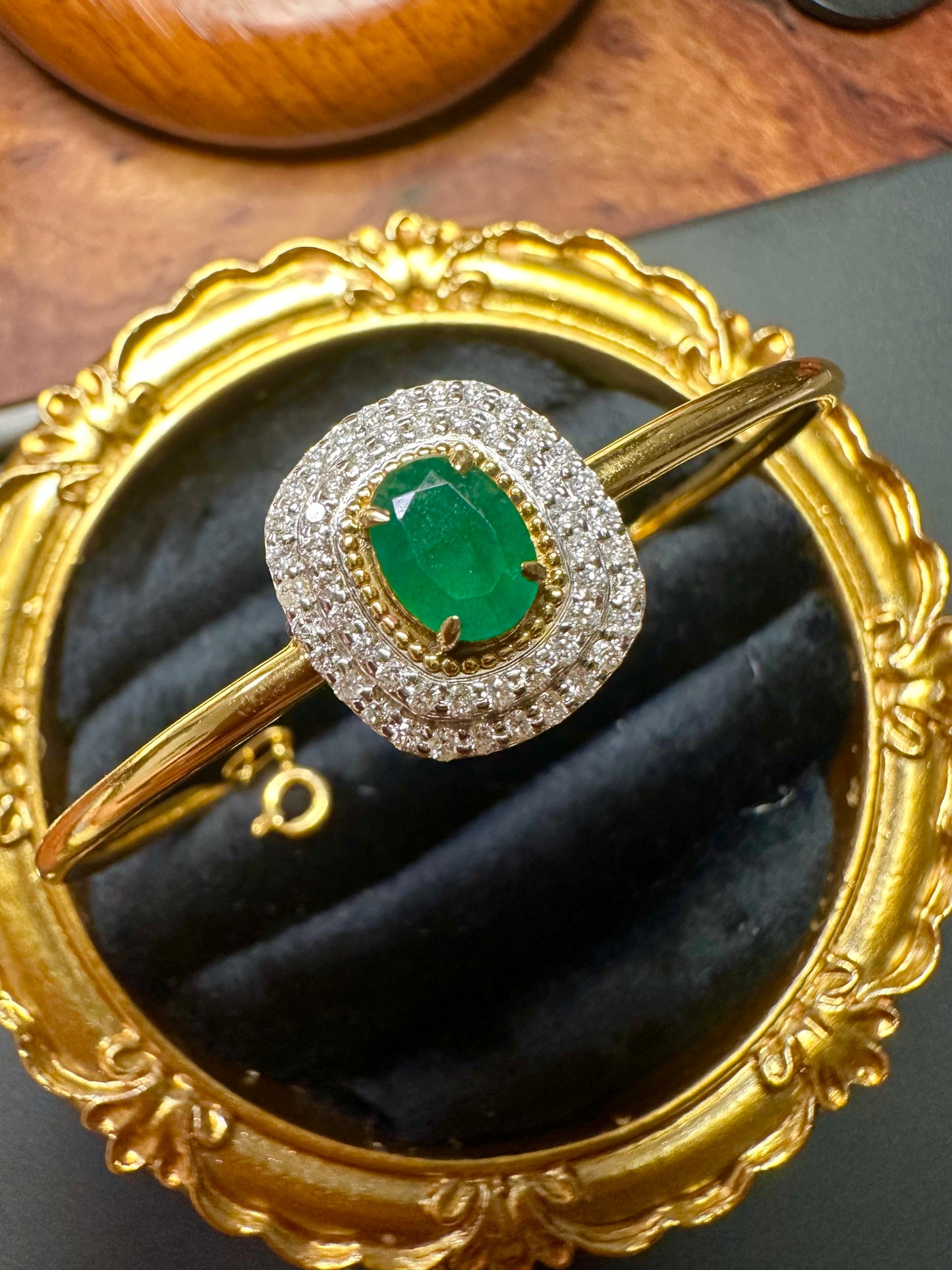 Beautiful Natural Emerald and Natural Diamonds Bangle in 18K Solid Gold.