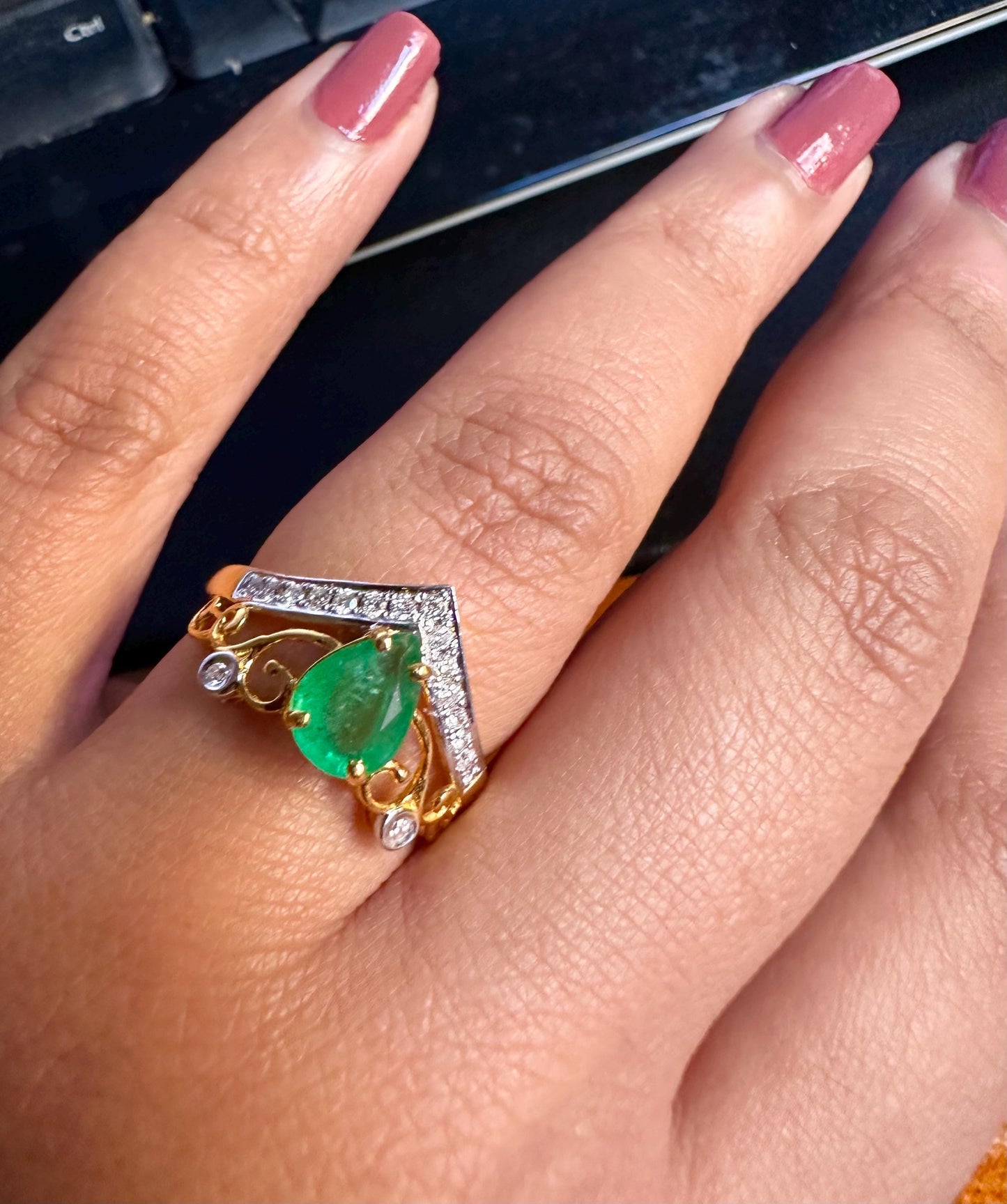 Beautiful Natural Emerald Ring in 20K solid gold, with Natural Diamonds