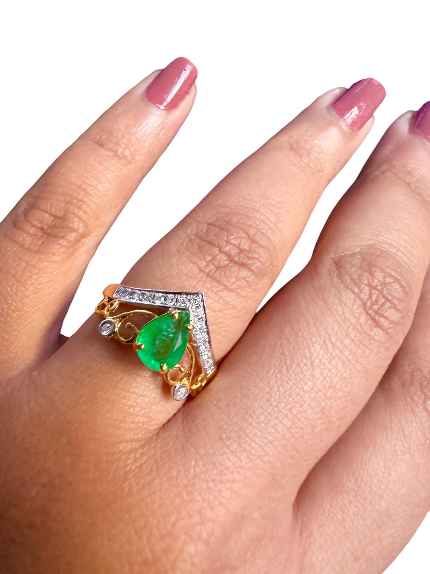 Beautiful Natural Emerald Ring in 20K solid gold, with Natural Diamonds