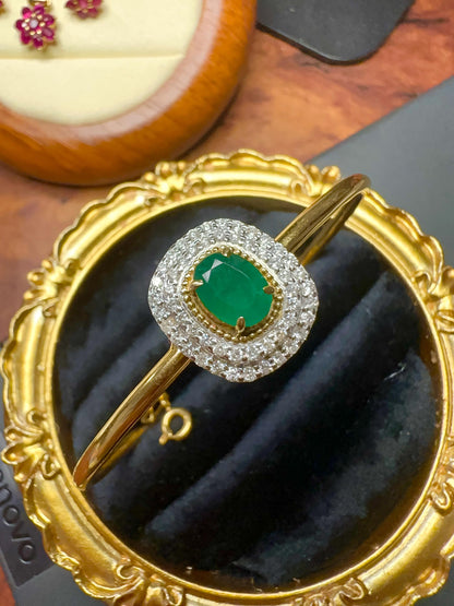 Beautiful Natural Emerald and Natural Diamonds Bangle in 18K Solid Gold.