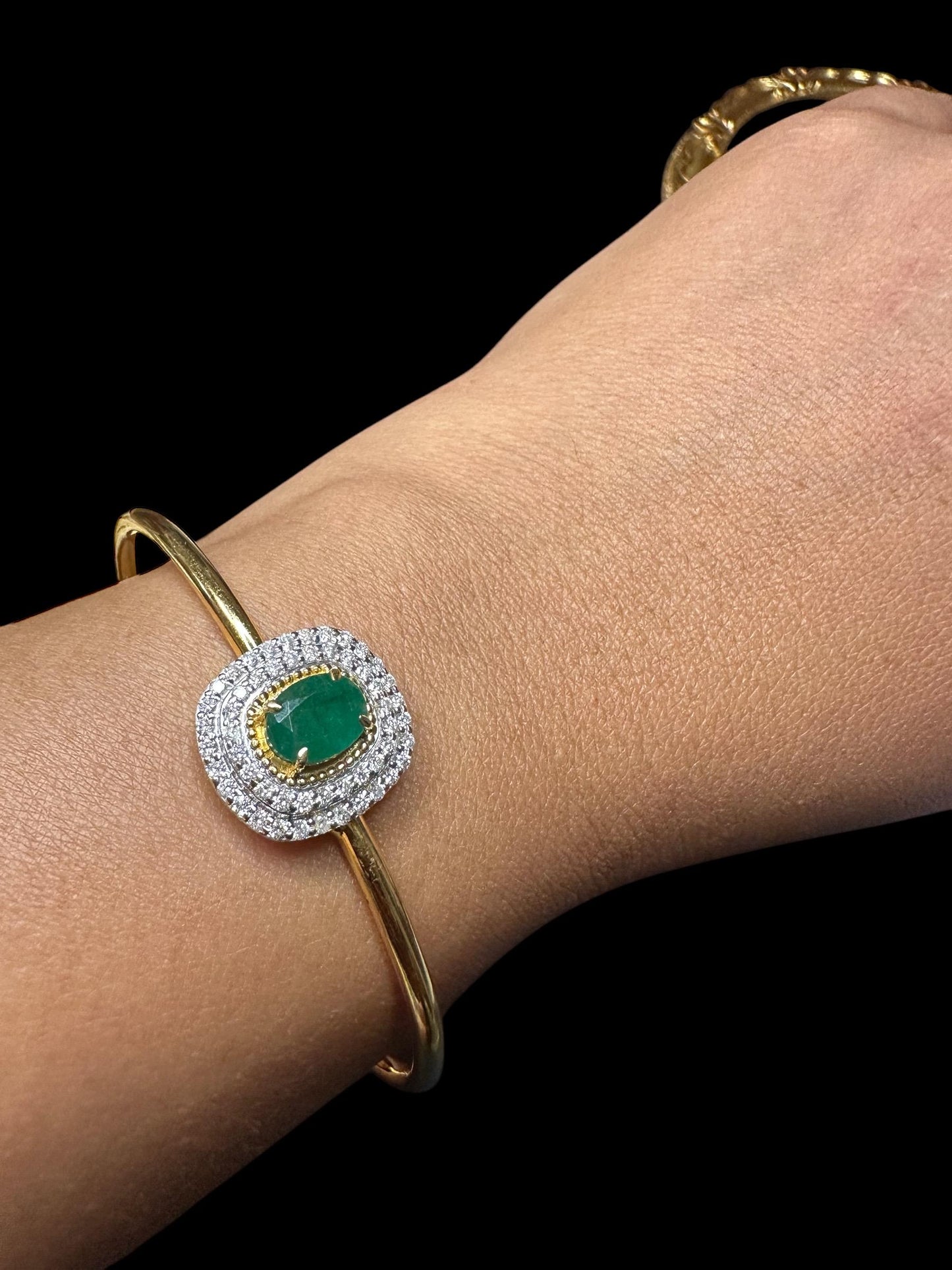Beautiful Natural Emerald and Natural Diamonds Bangle in 18K Solid Gold.