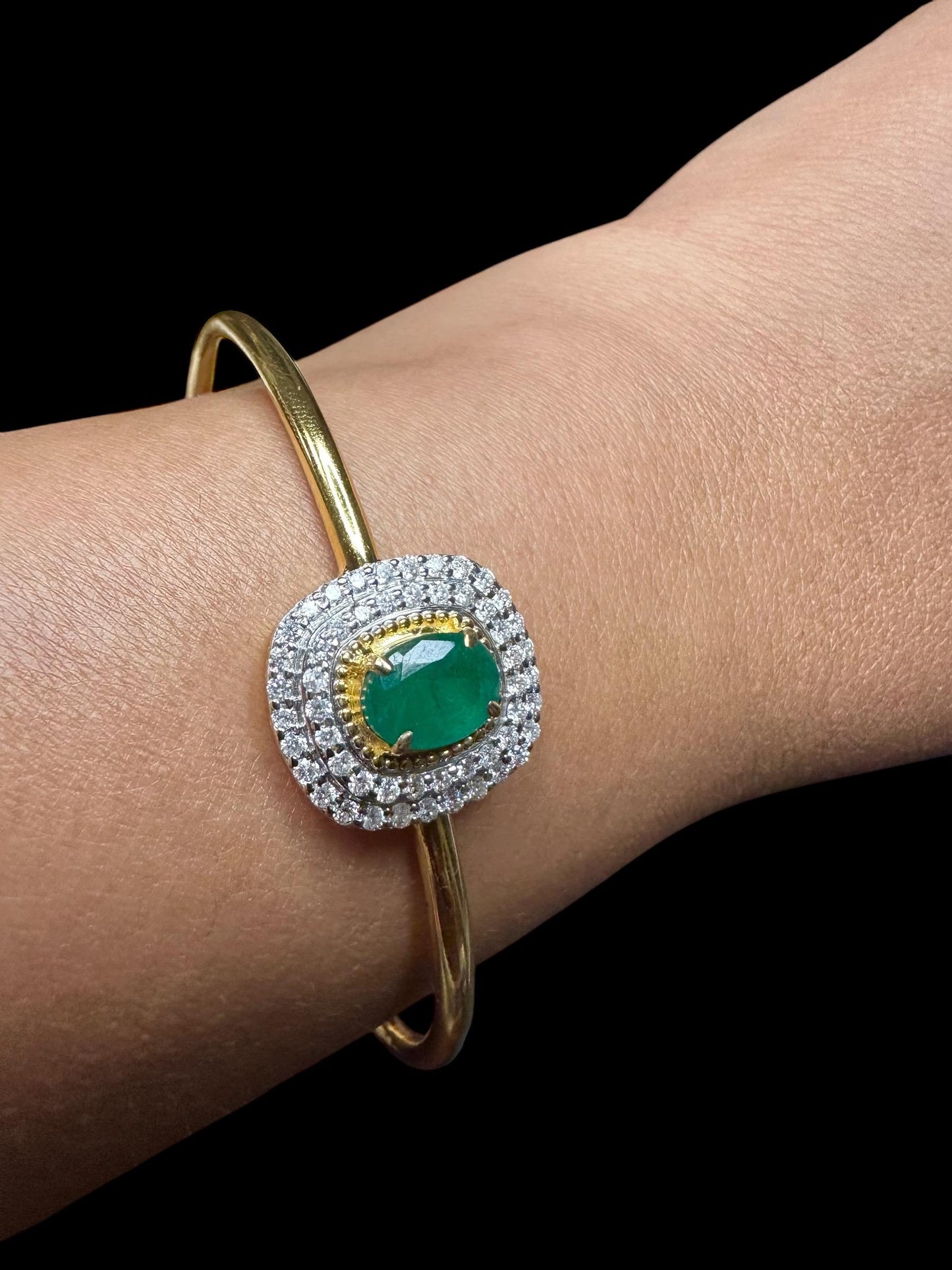 Beautiful Natural Emerald and Natural Diamonds Bangle in 18K Solid Gold.