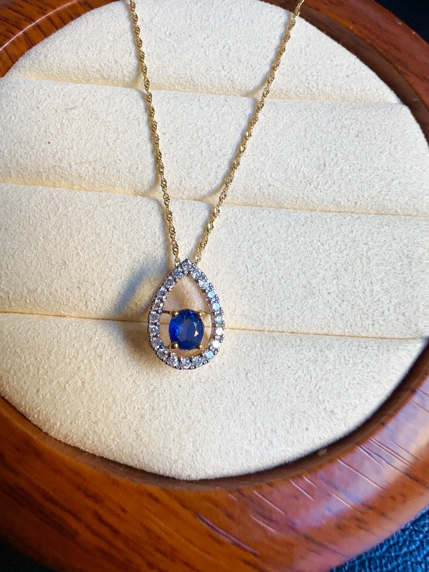 Exquisite 𝐍𝐚𝐭𝐮𝐫𝐚𝐥 𝐔𝐧𝐡𝐞𝐚𝐭𝐞𝐝 𝐁𝐮𝐫𝐦𝐞𝐬𝐞 𝐑𝐮𝐛𝐲 𝐨𝐫 𝐒𝐚𝐩𝐩𝐡𝐢𝐫𝐞 paired with Natural Diamonds, set in 18K Solid Gold.