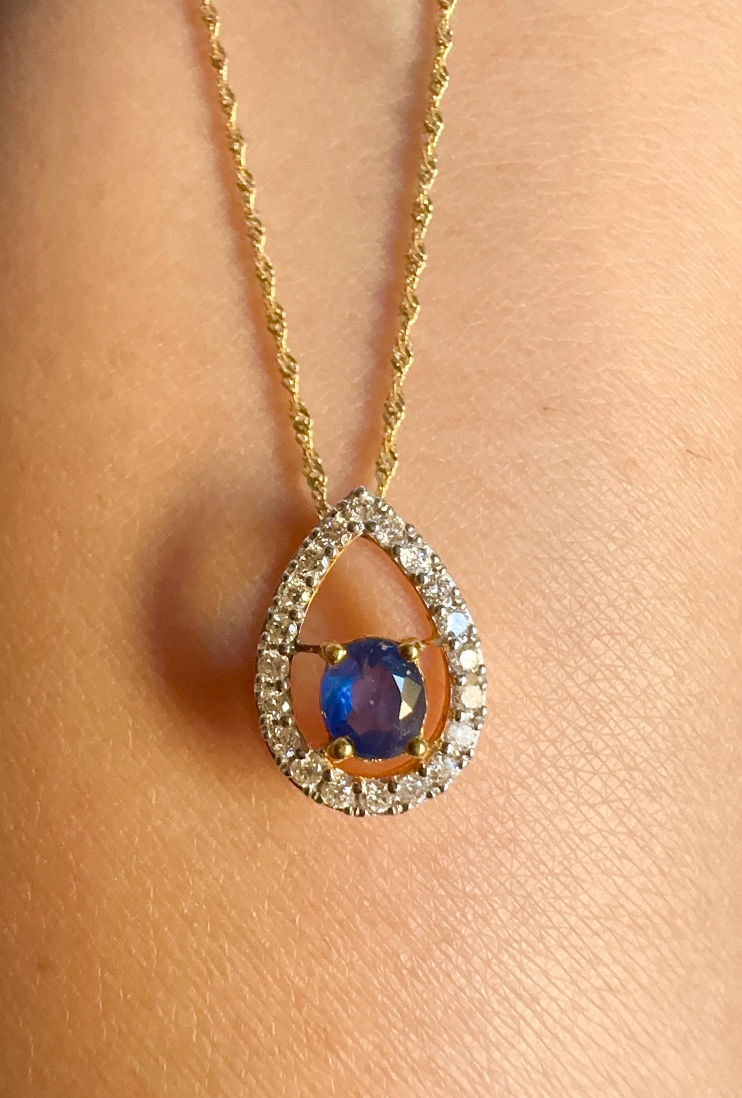 Exquisite 𝐍𝐚𝐭𝐮𝐫𝐚𝐥 𝐔𝐧𝐡𝐞𝐚𝐭𝐞𝐝 𝐁𝐮𝐫𝐦𝐞𝐬𝐞 𝐑𝐮𝐛𝐲 𝐨𝐫 𝐒𝐚𝐩𝐩𝐡𝐢𝐫𝐞 paired with Natural Diamonds, set in 18K Solid Gold.