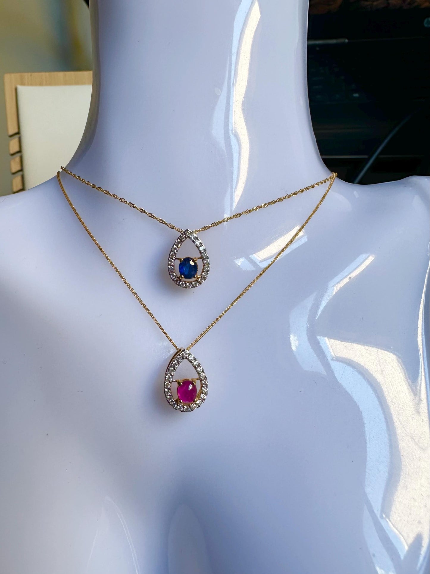 Exquisite 𝐍𝐚𝐭𝐮𝐫𝐚𝐥 𝐔𝐧𝐡𝐞𝐚𝐭𝐞𝐝 𝐁𝐮𝐫𝐦𝐞𝐬𝐞 𝐑𝐮𝐛𝐲 𝐨𝐫 𝐒𝐚𝐩𝐩𝐡𝐢𝐫𝐞 paired with Natural Diamonds, set in 18K Solid Gold.